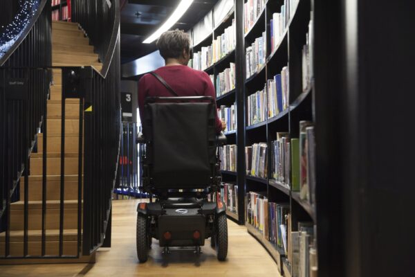 Silla Motorizada Q100 R (Outlandish) - Imagen 3